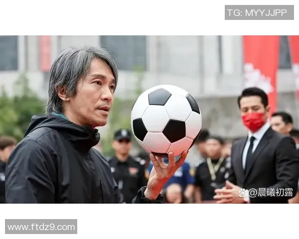《专访足球传奇巨星揭秘成功背后的故事与成长历程》