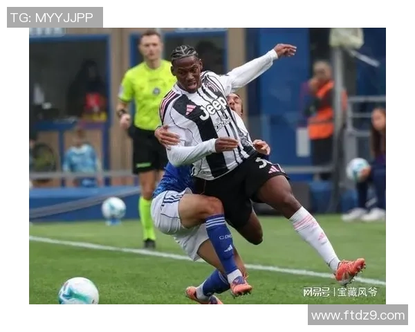 一脚踢爆足球引发震撼 球星展现超凡力量与精准技巧