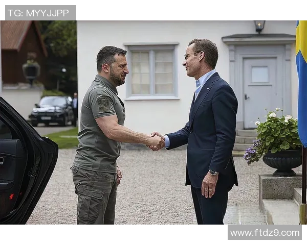 三大足球巨星同台亮相荣耀颁奖典礼风采各异共庆卓越成就