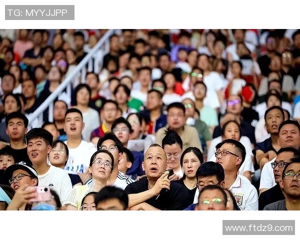 中国足球球星跨界尝试唱歌 引发粉丝热议与关注 中国足球球星跨界尝试唱歌 引发粉丝热议与关注