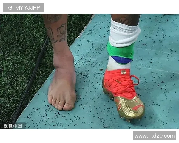 光脚踢足球的女球星展现力量与优雅的完美结合