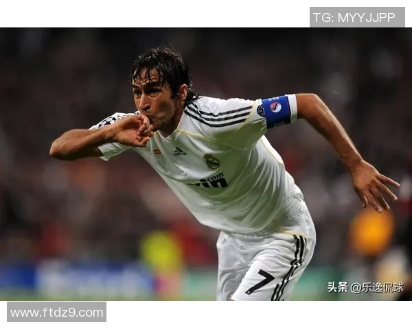 圣诞节绿茵传奇盘点那些闪耀赛场的世界足球巨星