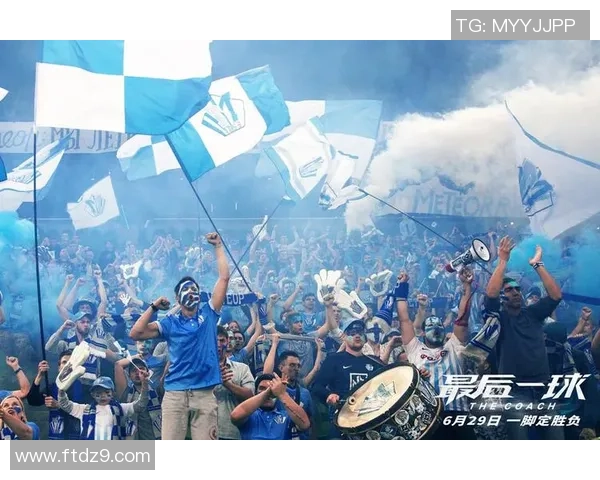 绿茵场上球星展开双臂迎风呐喊展现无畏激情瞬间